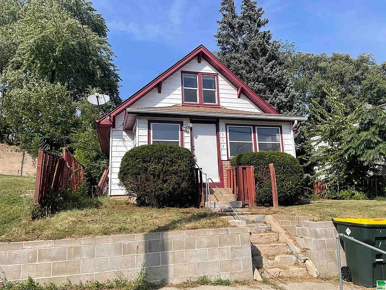 Exterior of 517 W 2nd St, Sioux City, IA 51103