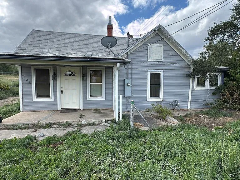 Front exterior and covered porch of 728 W Adams St, Trinidad, Colorado