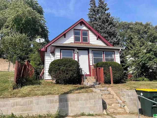 Exterior of 517 W 2nd St, Sioux City, IA 51103